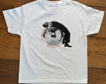 Camiseta infantil com estampa da turnê "Kiss All The Time Disco Occasionally" do Harry Styles, inspirada na música "Disco Ball Baby Tee", disponível em diversas versões. Ideal para shows da turnê Y2K.