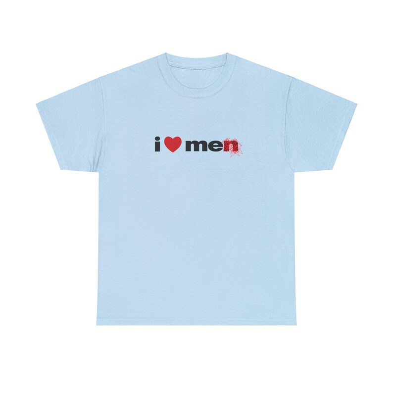 Op de afbeelding: Lichtblauw T-shirt met de tekst "i &hearts; men" gedrukt in zwart met een rood hart.