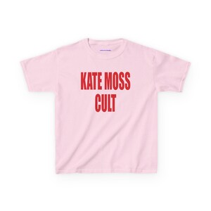ケイト・モスのカルトベビーTシャツ、Y2Kグラフィックシャツ、90年代モデルのファッションTシャツ、大胆なホワイトスローガンベビーTシャツ、ヴィンテージストリートウェア風Tシャツ 画像 7