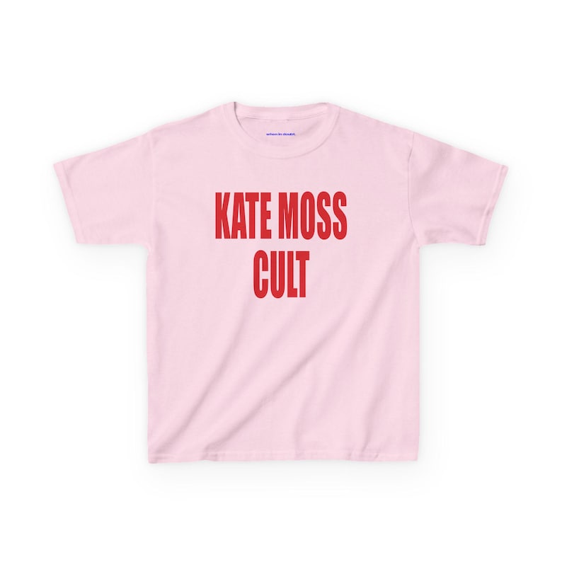 ケイト・モスのカルトベビーTシャツ、Y2Kグラフィックシャツ、90年代モデルのファッションTシャツ、大胆なホワイトスローガンベビーTシャツ、ヴィンテージストリートウェア風Tシャツ 画像 7
