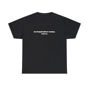 Op de afbeelding: Zwart T-shirt met de tekst "no inspiration today, sorry." in wit.