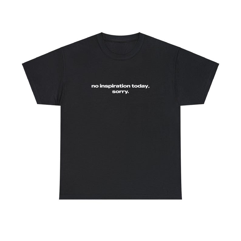 Op de afbeelding: Zwart T-shirt met de tekst "no inspiration today, sorry." in wit.