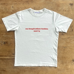 今日はインスピレーションがありません。申し訳ありません。クラシックなユニセックスのヘビーコットンTシャツ、象徴的なスローガン、90年代の美的ヴィンテージTシャツのトレンドプリント