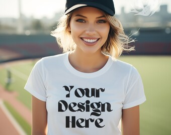 Op de afbeelding: Een wit T-shirt met de tekst "Your Design Here" in een retro-lettertype.