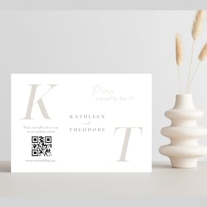 Puede incluir: Una tarjeta RSVP blanca con un código QR, las letras K y T, y el texto "Por favor, escanea el código QR para responder en nuestro sitio web de bodas www.yourwedding.com", "Por favor, responde antes del 15 de enero", "KATHLEEN y THEODORE".