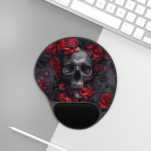 Könnte beinhalten: Ein schwarzes und graues Mauspad mit einem Totenkopf- und roten Rosen-Design. Der Totenkopf ist silbern und detailliert gestaltet. Die Rosen sind rot und wirken realistisch.