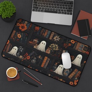 Tapete de escritorio con diseño de fantasma adorable, tapete de escritorio para amantes de los libros, decoración de escritorio para rincones de lectura, regalo literario, regalo espeluznante para ella, estampado cottagecore, estilo academia oscura, alfombrilla de juego XXL imagen 7