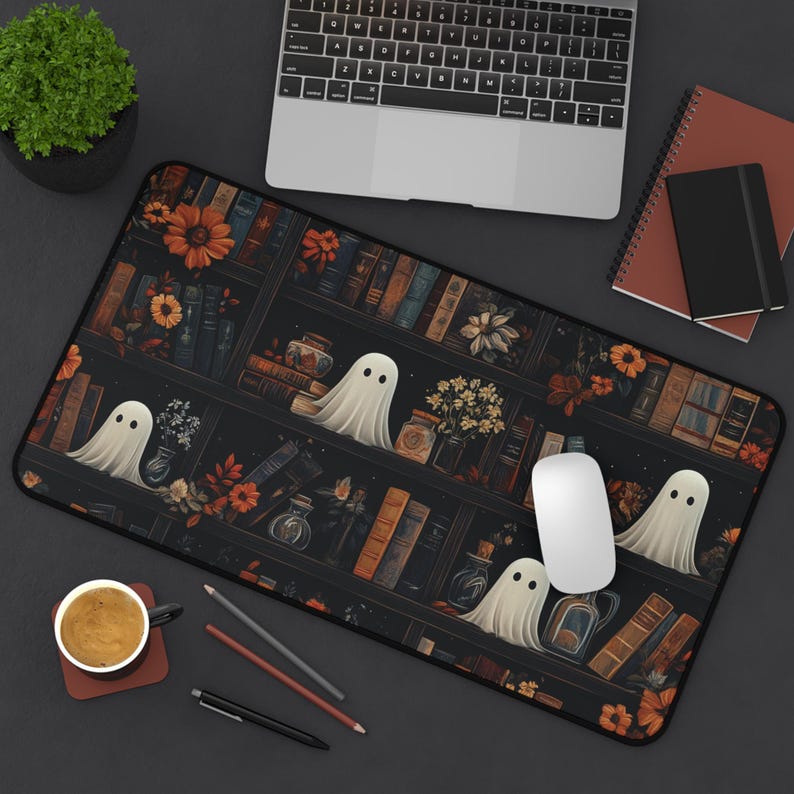 Tapete de escritorio con diseño de fantasma adorable, tapete de escritorio para amantes de los libros, decoración de escritorio para rincones de lectura, regalo literario, regalo espeluznante para ella, estampado cottagecore, estilo academia oscura, alfombrilla de juego XXL imagen 7