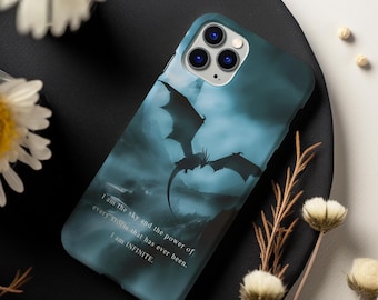 Op de afbeelding: Een blauwe en grijze telefoonhoes met een silhouet van een draak en de tekst "Ik ben de lucht en de kracht van elke storm die ooit is geweest. Ik ben ONEINDIG."