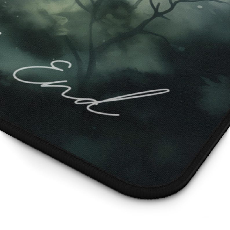 Pu&ograve; includere: Un tappetino per mouse nero con un design ad acquerello verde scuro di alberi e rami. Il design ha un aspetto sbiadito e nebbioso. La parola "Chad" &egrave; scritta in corsivo bianco nell'angolo in basso a sinistra.