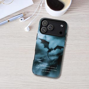Könnte beinhalten: Smartphone-Hülle mit Drachendesign. Die Hülle zeigt eine dunkle Drachensilhouette vor einem blau-grauen, wolkigen Hintergrund. Der Text "I am the sky and the power of every storm that has ever been. I am INFINITE." ist aufgedruckt.