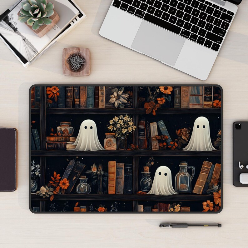 Puede incluir: Una ilustraci&oacute;n en blanco y negro de una estanter&iacute;a llena de libros, frascos y fantasmas. La estanter&iacute;a est&aacute; llena de varios objetos, incluidos libros, frascos y fantasmas. Los fantasmas son blancos y transl&uacute;cidos, y flotan frente a la estanter&iacute;a.