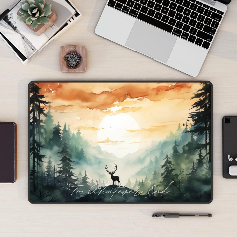 Pu&ograve; includere: Un dipinto ad acquerello che rappresenta una scena di bosco con una silhouette di cervo in primo piano. Il cielo &egrave; di un dolce arancio e giallo con un grande sole bianco. Il testo "To Whatever End" &egrave; scritto in corsivo nella parte inferiore dell'immagine.