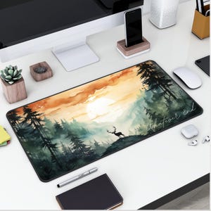 Pu&ograve; includere: Un tappetino per mouse in stile acquerello con una scena di tramonto su una foresta. Un cervo si trova in primo piano, e il testo "To whatever end" &egrave; scritto in bianco.