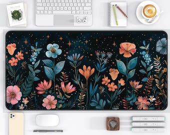 Può includere: Un tappetino per mouse blu scuro con un design floreale che presenta fiori rosa, arancioni e blu su uno sfondo nero con accenti di glitter dorati.