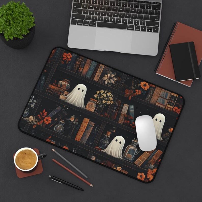 Tapete de escritorio con diseño de fantasma adorable, tapete de escritorio para amantes de los libros, decoración de escritorio para rincones de lectura, regalo literario, regalo espeluznante para ella, estampado cottagecore, estilo academia oscura, alfombrilla de juego XXL imagen 6