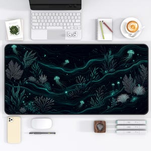 Könnte beinhalten: Eine rechteckige Schreibtischunterlage mit dunklem Hintergrund und einer biolumineszenten Unterwasserszene. Das Design zeigt leuchtende türkisfarbene Quallen, komplexe Korallenformationen und fließende Wasserpflanzen mit welligen Linien.
