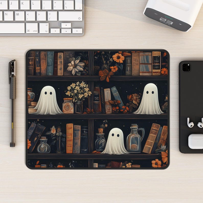 Puede incluir: Una ilustraci&oacute;n en blanco y negro de una estanter&iacute;a con fondo oscuro. La estanter&iacute;a est&aacute; llena de libros y tiene tres fantasmas blancos en los estantes. Los fantasmas flotan frente a los libros.