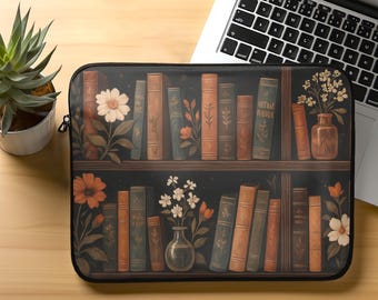 Puede incluir: Funda para portátil con un diseño de estantería vintage. El diseño presenta filas de libros en varios colores, detalles florales y un fondo oscuro. Una planta suculenta y un ordenador portátil son visibles en el fondo.