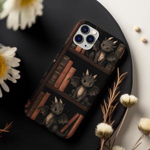 Funda vintage de dragón para iPhone, funda de libros para iPhone, regalo para amantes de los dragones, amantes de la fantasía oscura, funda de Dark Academia, regalo para amantes de los libros