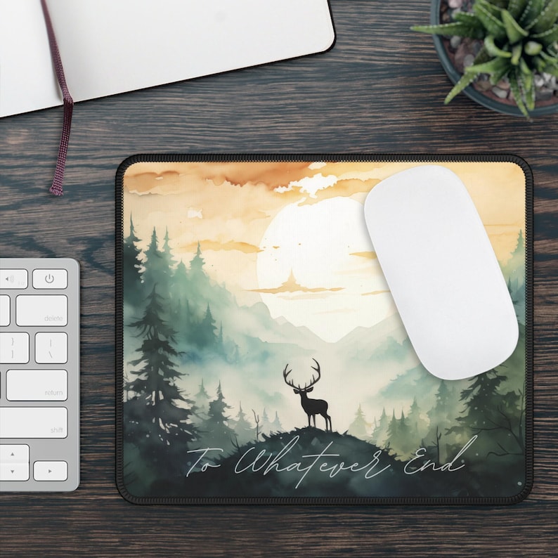 Pu&ograve; includere: Un tappetino per mouse ad acquerello con una scena di foresta, una silhouette di cervo e il testo "To Whatever End".