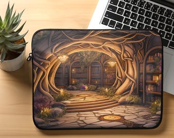 Puede incluir: Una funda para portátil con una ilustración de fantasía de una biblioteca dentro de un árbol con luces brillantes y estanterías. La escena está ambientada en un bosque mágico con un camino de piedra que conduce a la entrada de la biblioteca.