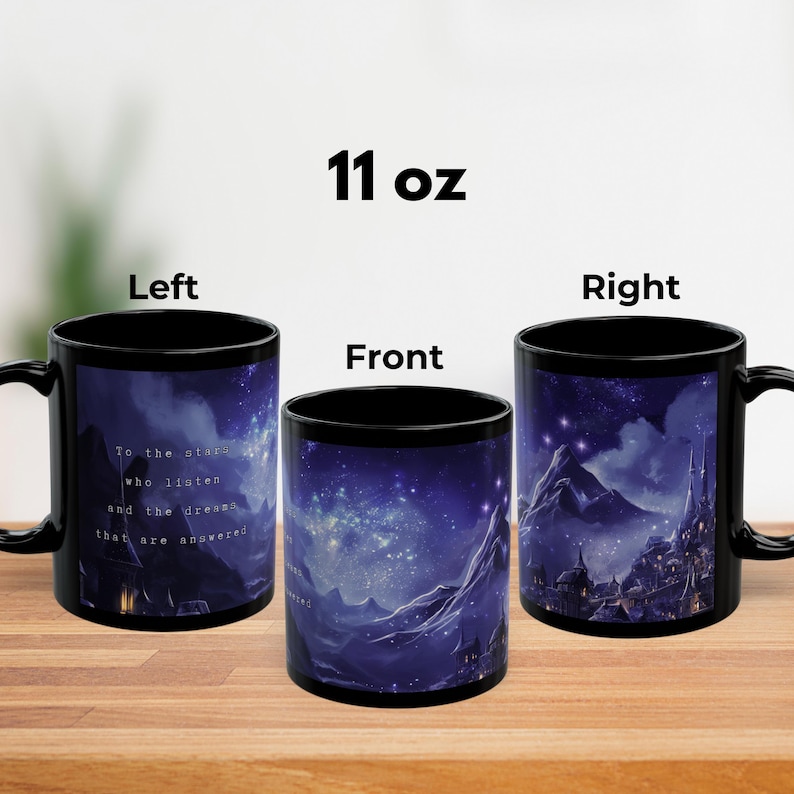 K&ouml;nnte beinhalten: Schwarze Keramik-Tasse mit einem umlaufenden Design mit sternenklarem Nachthimmel, Bergen und einer Stadtlandschaft. Die Tasse tr&auml;gt den Text "To the stars who listen and the dreams that are answered" und ist mit "11 oz" beschriftet.