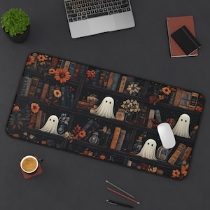 Tapete de escritorio con diseño de fantasma adorable, tapete de escritorio para amantes de los libros, decoración de escritorio para rincones de lectura, regalo literario, regalo espeluznante para ella, estampado cottagecore, estilo academia oscura, alfombrilla de juego XXL imagen 8