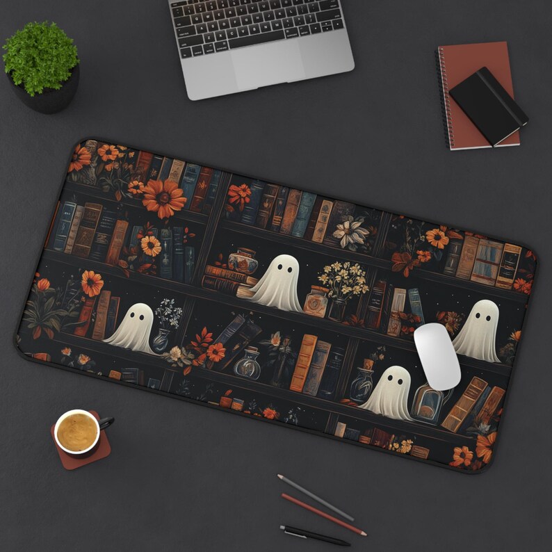 Tapete de escritorio con diseño de fantasma adorable, tapete de escritorio para amantes de los libros, decoración de escritorio para rincones de lectura, regalo literario, regalo espeluznante para ella, estampado cottagecore, estilo academia oscura, alfombrilla de juego XXL imagen 8