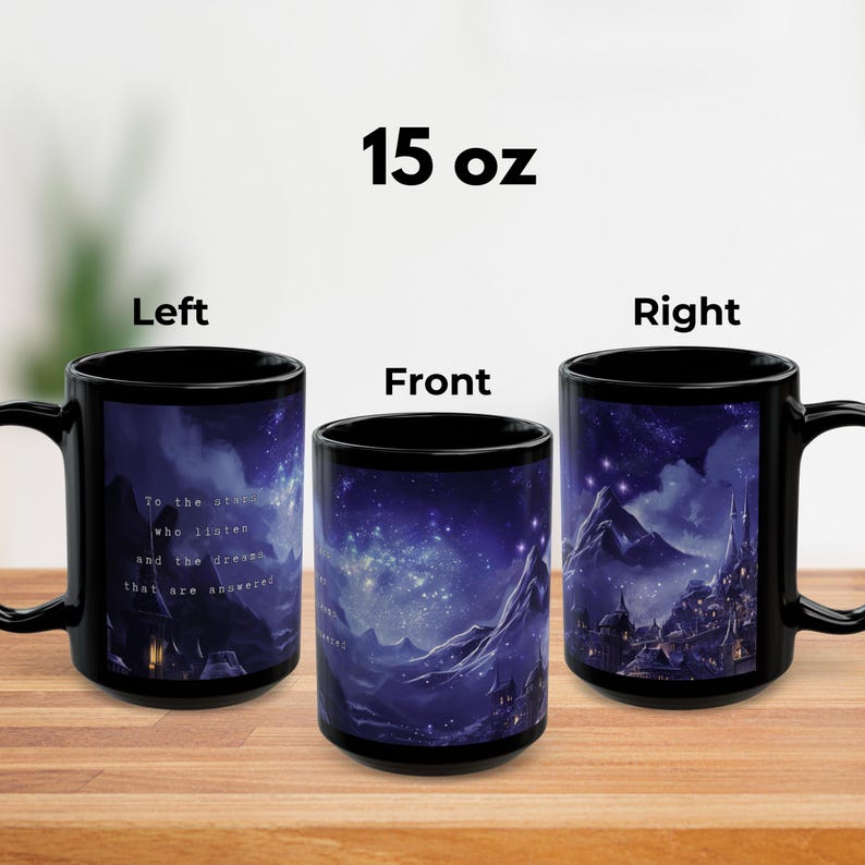 K&ouml;nnte beinhalten: Schwarze 444 ml Tasse mit einem umlaufenden Design mit sternenklarem Nachthimmel, Bergen und einem Schloss. Die Tasse tr&auml;gt den Text "To the stars who listen and the dreams that are answered."
