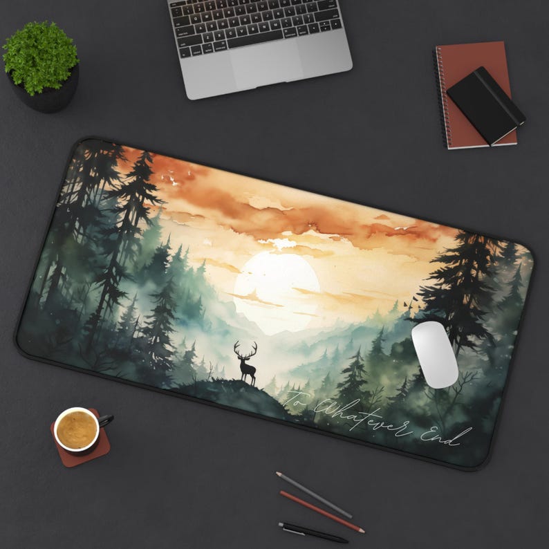 Pu&ograve; includere: Un tappetino per mouse nero con un dipinto ad acquerello di una scena di foresta con una silhouette di cervo in primo piano. Il sole tramonta dietro gli alberi e il testo "To Whatever End" &egrave; scritto in corsivo nella parte inferiore del tappetino per mouse.