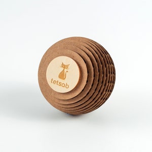 Jouet pour chat - Grande balle en carton écologique avec capuchons en contreplaqué pour un chat ou un chaton actif. Cadeau parfait pour votre ami félin !