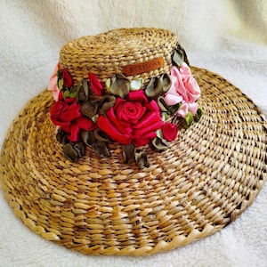 Hand-Embroidered Floral Straw Hat: Sri Lankan Artisan Design
