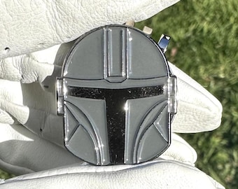 Marcador de pelota de golf inspirado en The Mandalorian • Marcador de golf Din Djarin para hombre • Regalo de golf con casco de estrella • Regalo de Star Wars para golfistas