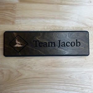 Team Jacob | Twilight Inspired Plaque | The Twilight Series Themed Wooden Sign for Desk or Wall | New Moon Eclipse Breaking Dawn