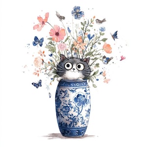 以下が含まれることがあります： 青と白の花瓶から顔を出す、グレーと白の猫の水彩イラスト。花瓶には花、蝶、鳥が描かれています。花はピンク、ピーチ、青色です。
