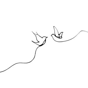 Può includere: Un disegno minimalista a tratto nero di due uccelli in volo su sfondo bianco. Gli uccelli sono raffigurati con linee semplici e continue, che suggeriscono movimento e libertà. L'opera d'arte evoca un senso di pace e semplicità.