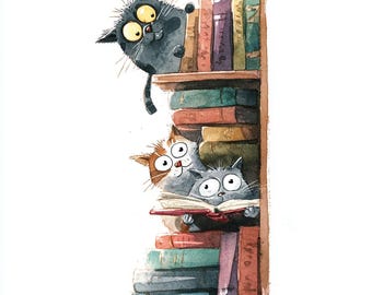 Könnte beinhalten: Aquarellillustration von drei Cartoon-Katzen, die hinter einem Bücherregal voller bunter Bücher hervorblicken. Eine schwarze Katze blickt über das oberste Regal, während zwei andere unten ein Buch lesen. Das Bild hat einen skurrilen, märchenhaften Charakter.