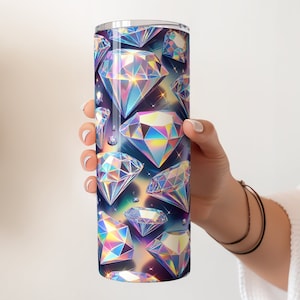 Pode incluir: Um copo de a&ccedil;o inoxid&aacute;vel com um padr&atilde;o de diamantes iridescentes coloridos. O copo &eacute; projetado para manter as bebidas frias ou quentes por horas.