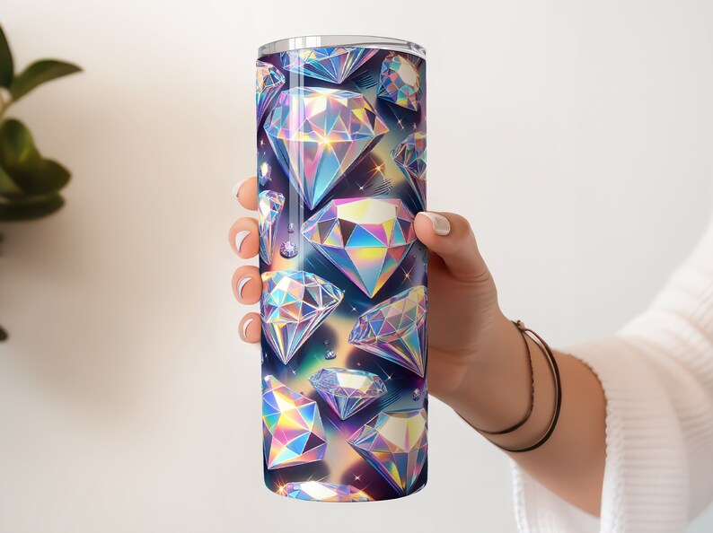 Pode incluir: Um copo de a&ccedil;o inoxid&aacute;vel com um padr&atilde;o de diamantes iridescentes coloridos. O copo &eacute; projetado para manter as bebidas frias ou quentes por horas.