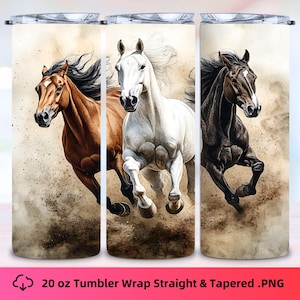 Pode incluir: Três cavalos correndo em um campo empoeirado. Os cavalos são marrom, branco e preto. A imagem é um design para um envoltório de copo de 20 oz.