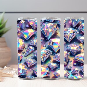 Pode incluir: Tr&ecirc;s copos transparentes com um padr&atilde;o de diamante hologr&aacute;fico iridescente. Os diamantes s&atilde;o de v&aacute;rios tamanhos e formas e est&atilde;o dispostos em um padr&atilde;o aleat&oacute;rio.