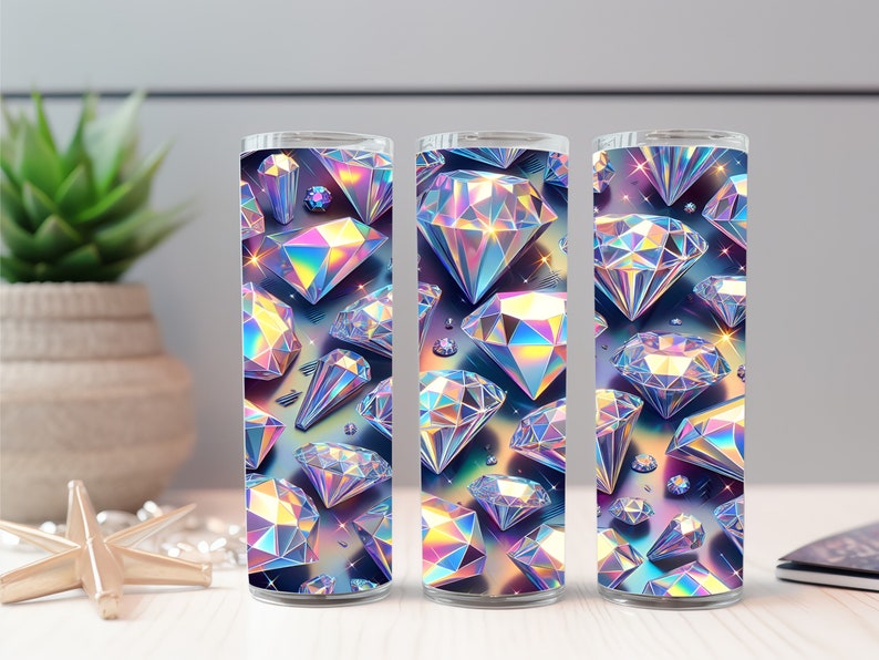 Pode incluir: Tr&ecirc;s copos transparentes com um padr&atilde;o de diamante hologr&aacute;fico iridescente. Os diamantes s&atilde;o de v&aacute;rios tamanhos e formas e est&atilde;o dispostos em um padr&atilde;o aleat&oacute;rio.
