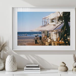 Stampa fotografica di un caffè sulla spiaggia, arte murale costiera, foto analogica con vista sull'oceano, arredamento moderno per la casa, scena di un ristorante sul mare