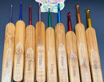 Crochet Hook Set for Beginners – Ergonomic Flat Wood Grip, 2mm–6mm Metal Hooks (Gold)