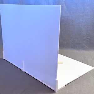 Puede incluir: Fondo blanco para fotografía de productos, hecho de tablero de espuma. Presenta un fondo blanco y una base blanca con un ligero ángulo para un aspecto más dinámico.