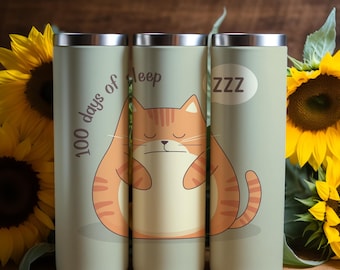 Embalagem para copo 20 oz, download digital PNG 300 dpi - Adorável gato laranja aproveitando 100 dias de sono