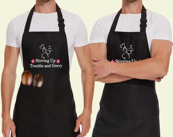 Tabliers de barbecue pour hommes avec poches, grillades, cuisine, tablier noir de chef drôle, cuisine à l'extérieur, fête des pères avec slogan « Attiser les ennuis et la sauce »