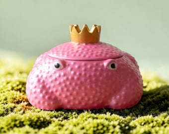 Frog Princess Soy Candle with Lid | Handmade Wooden Wick | Cottagecore Gift | Frog Lover Decor