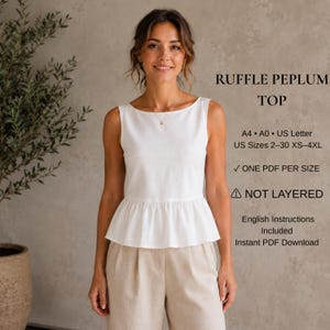 以下が含まれることがあります： ラウンドネックの白いノースリーブペプラムトップス。右側のテキスト：RUFFLE PEPLUM TOP, A4, A0, US Letter, US Sizes 2-30 XS-4XL, ONE PDF PER SIZE, NOT LAYERED, English Instructions Included, Instant PDF Download.